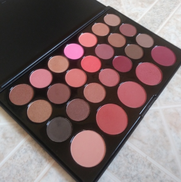 BH Cosmetics Other - BH Cosmetics Blushed Neutrals Palette
